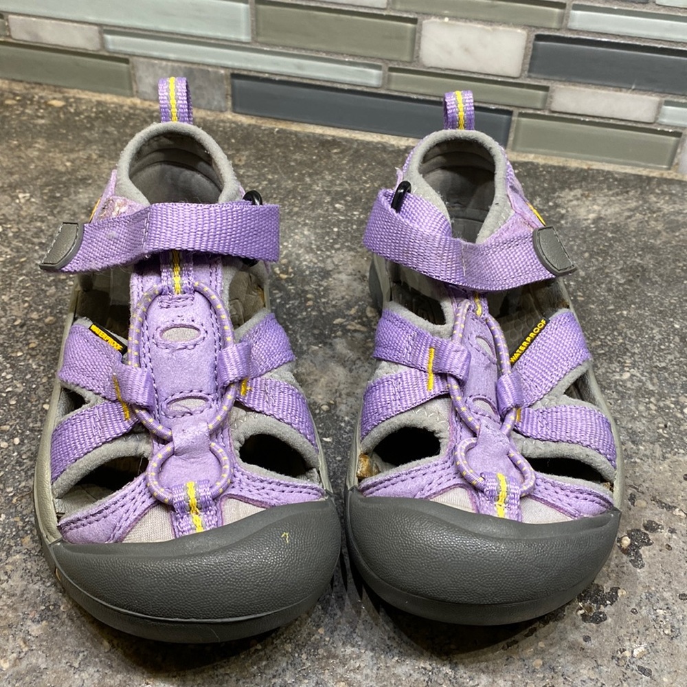 Little Girls Size 11 Keens
